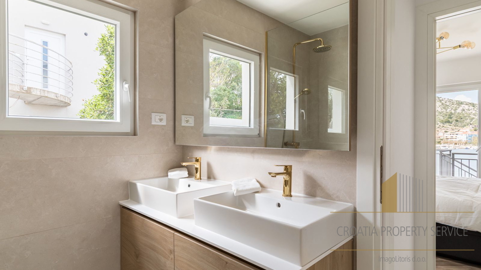 Neue Luxusvilla mit drei Apartments direkt am Strand in der Nähe von Trogir!