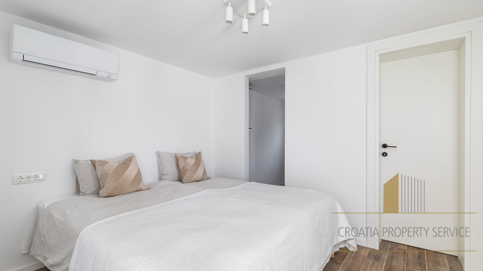 Neue Luxusvilla mit drei Apartments direkt am Strand in der Nähe von Trogir!