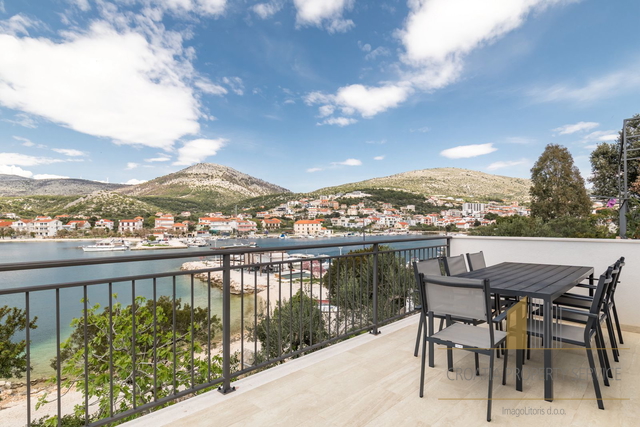 Neue Luxusvilla mit drei Apartments direkt am Strand in der Nähe von Trogir!