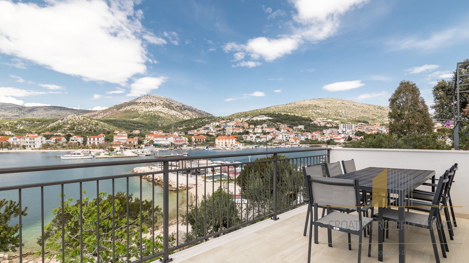 Neue Luxusvilla mit drei Apartments direkt am Strand in der Nähe von Trogir!