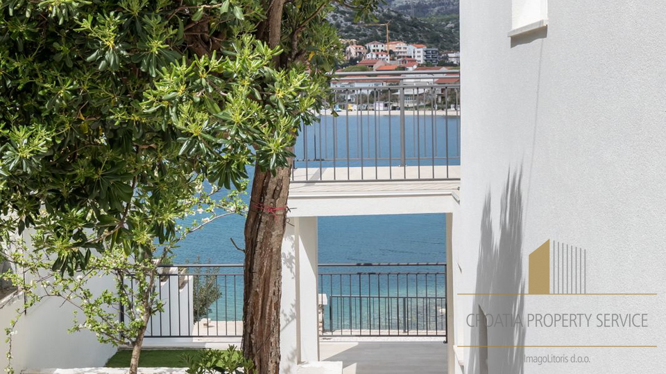 Neue Luxusvilla mit drei Apartments direkt am Strand in der Nähe von Trogir!