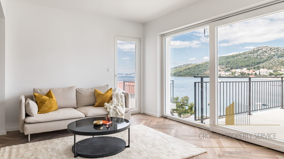 Neue Luxusvilla mit drei Apartments direkt am Strand in der Nähe von Trogir!