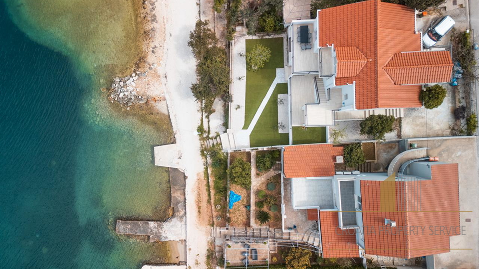 Neue Luxusvilla mit drei Apartments direkt am Strand in der Nähe von Trogir!