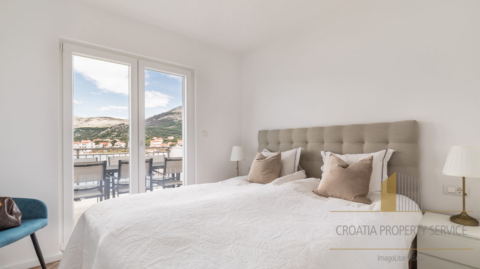 Neue Luxusvilla mit drei Apartments direkt am Strand in der Nähe von Trogir!