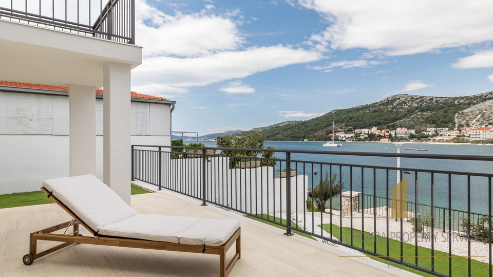 Neue Luxusvilla mit drei Apartments direkt am Strand in der Nähe von Trogir!