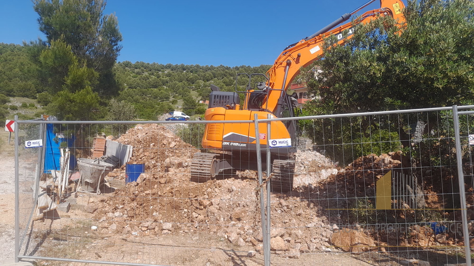 Luxury villa in an attractive location 50 m from the sea near Šibenik!