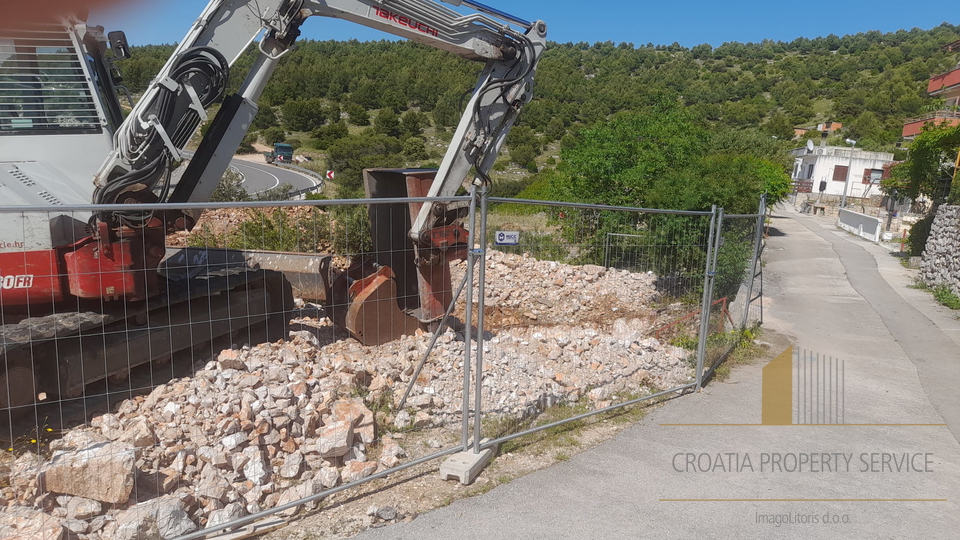 Luxury villa in an attractive location 50 m from the sea near Šibenik!