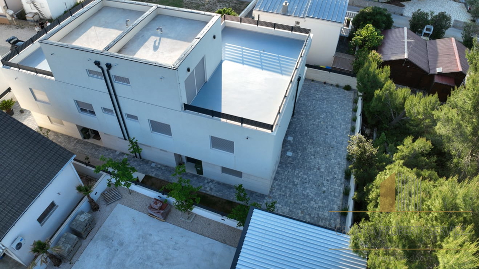 Moderna vila s ogrevanim bazenom le samo 400 m od morja na otoku Viru!