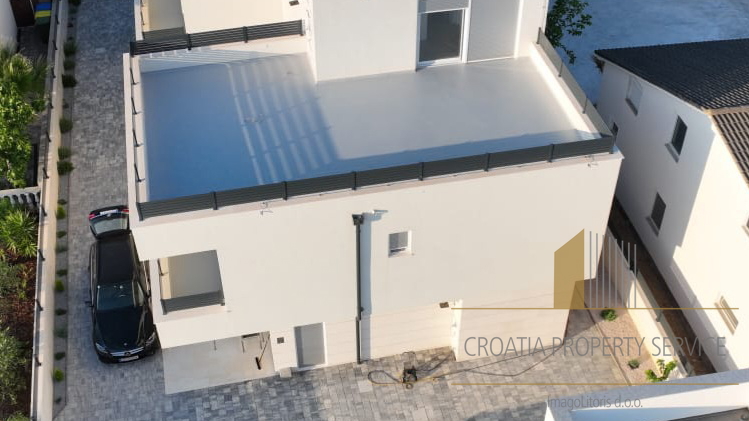Moderna vila s ogrevanim bazenom le samo 400 m od morja na otoku Viru!