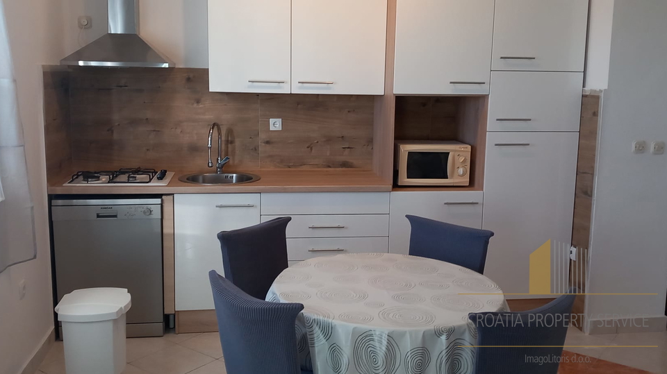 Spacious three-room apartment just 40 meters from the beach – Rogoznica!