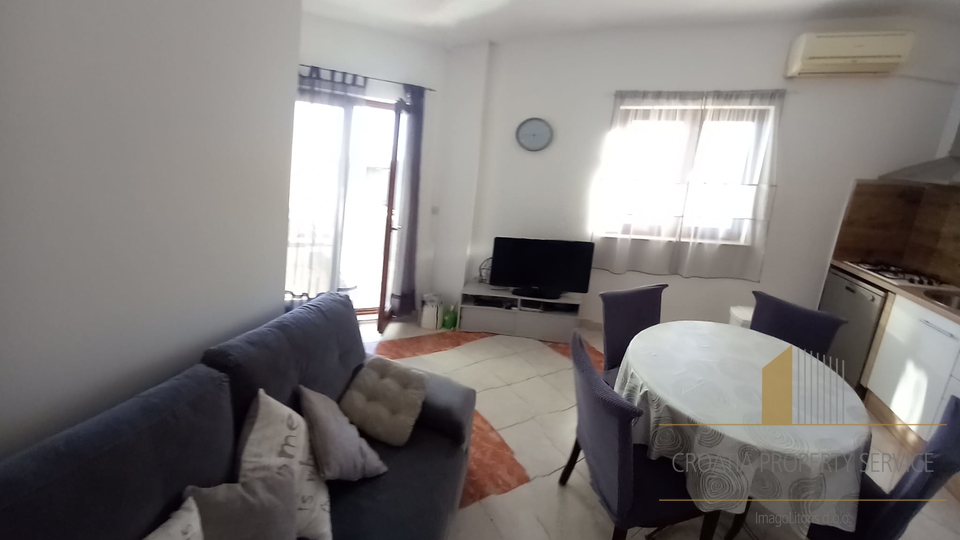 Spacious three-room apartment just 40 meters from the beach – Rogoznica!