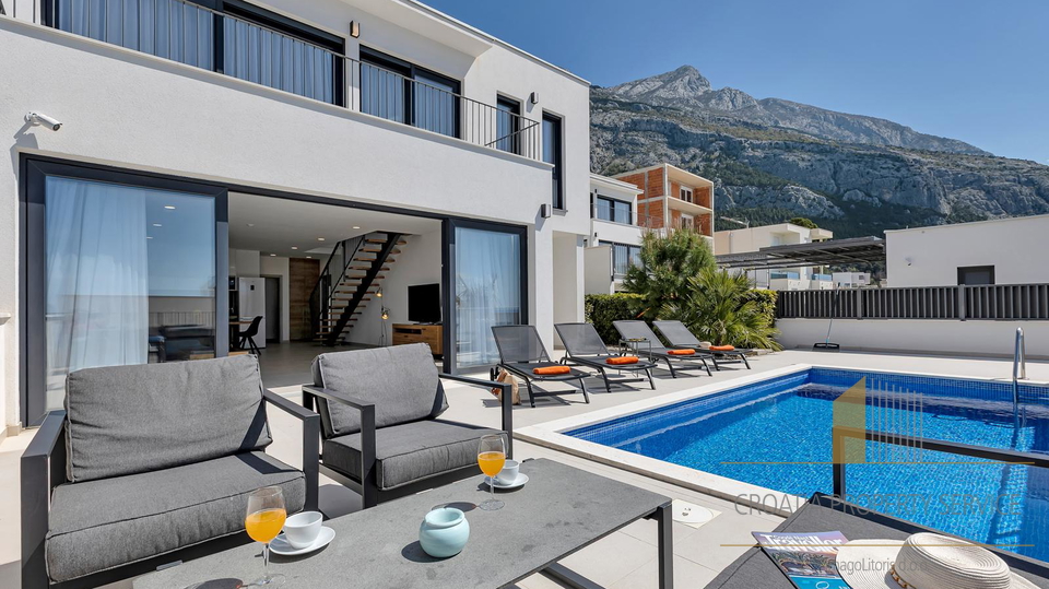 Nova luksuzna vila s panoramskim pogledom na more – Makarska!