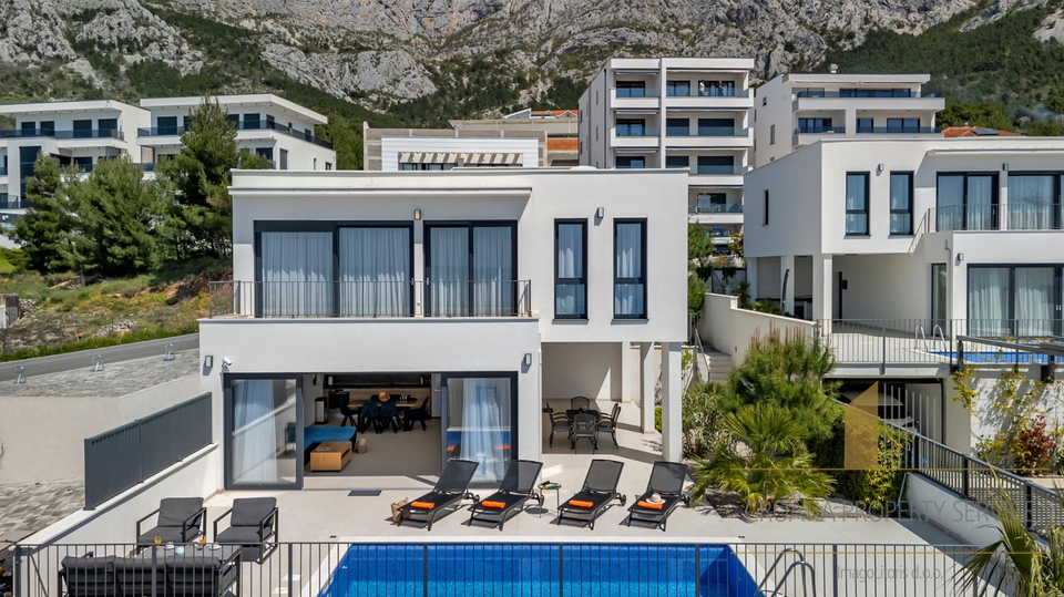 Nova luksuzna vila s panoramskim pogledom na more – Makarska!
