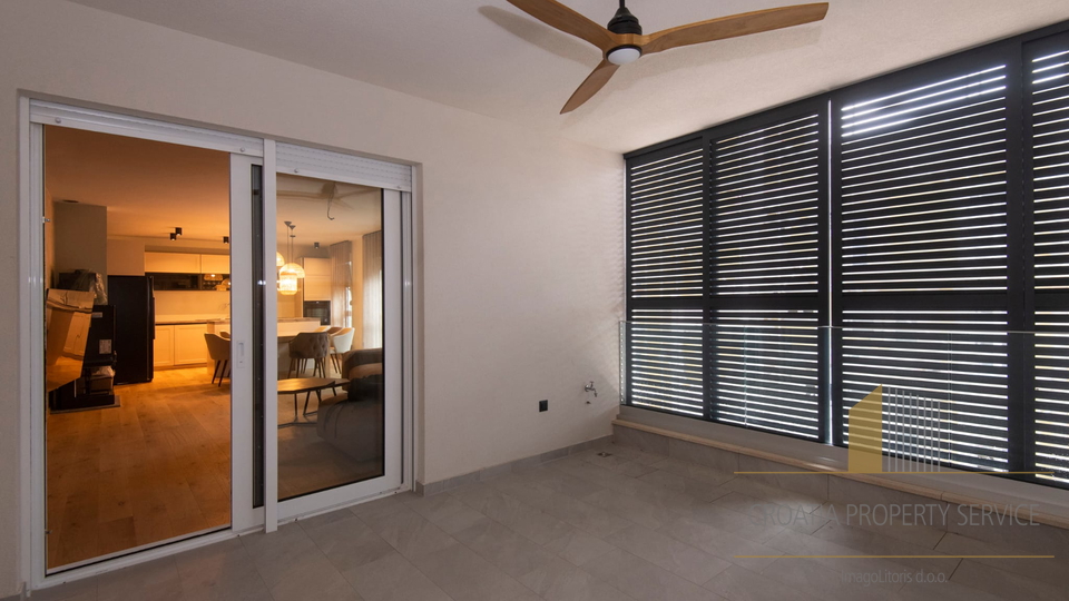Attico di lusso con giardino e terrazza sul tetto a 500 m dal mare – Podstrana!