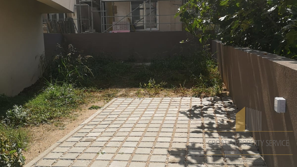Attico di lusso con giardino e terrazza sul tetto a 500 m dal mare – Podstrana!