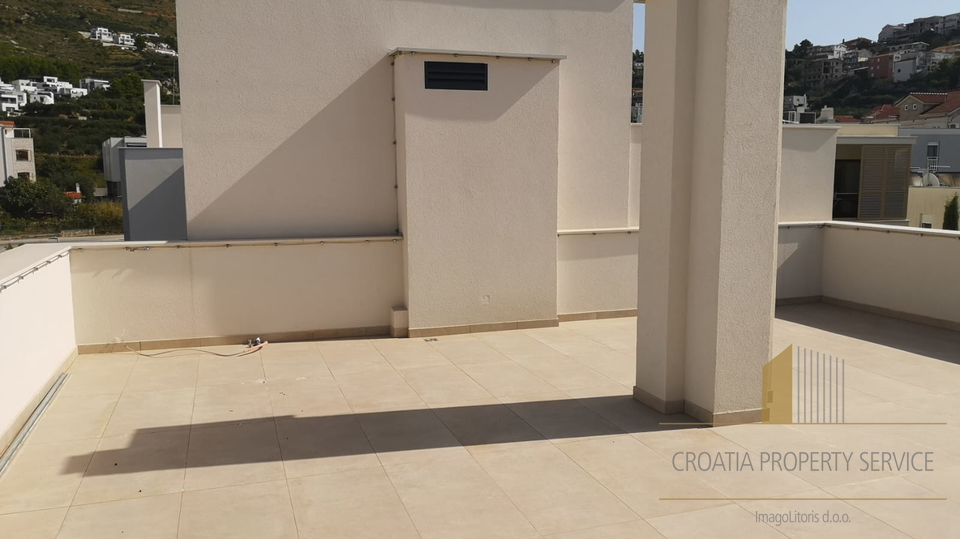 Attico di lusso con giardino e terrazza sul tetto a 500 m dal mare – Podstrana!