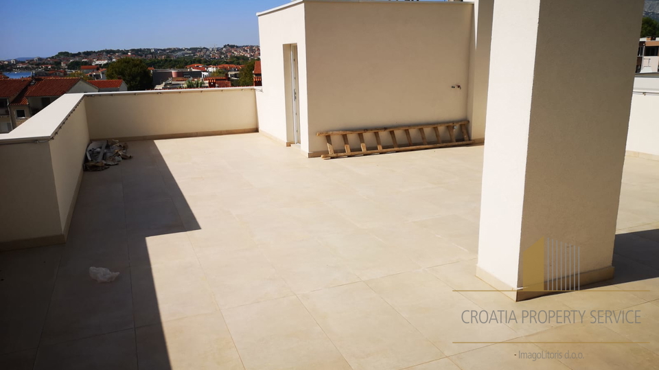 Attico di lusso con giardino e terrazza sul tetto a 500 m dal mare – Podstrana!