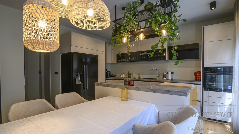 Attico di lusso con giardino e terrazza sul tetto a 500 m dal mare – Podstrana!