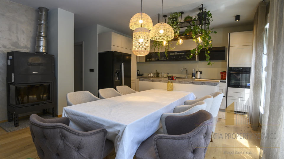 Attico di lusso con giardino e terrazza sul tetto a 500 m dal mare – Podstrana!