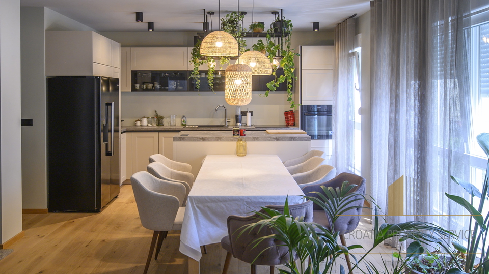 Attico di lusso con giardino e terrazza sul tetto a 500 m dal mare – Podstrana!