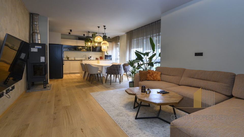 Attico di lusso con giardino e terrazza sul tetto a 500 m dal mare – Podstrana!