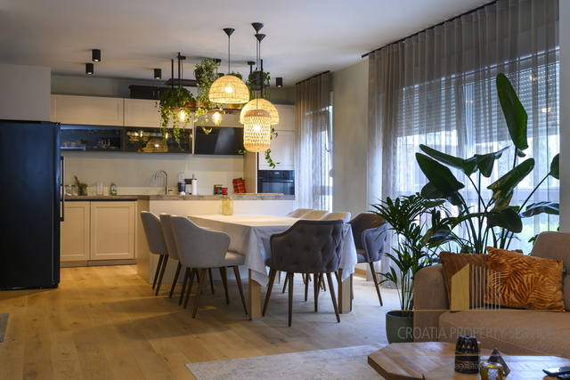 Luksuzni penthouse s vrtom i krovnom terasom 500 m od mora – Podstrana!