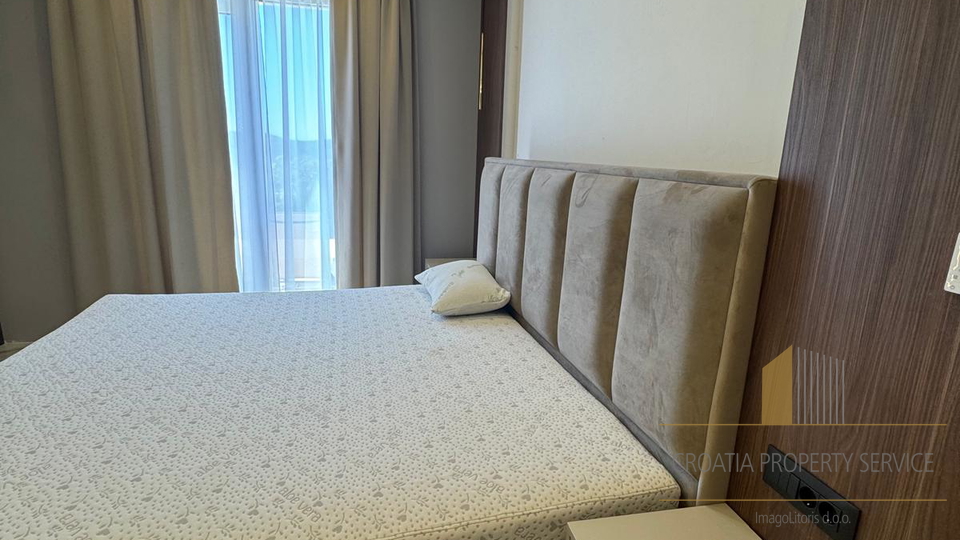 Splendida villa su un terreno di 20.135 m² con vista panoramica sopra Rogoznica!