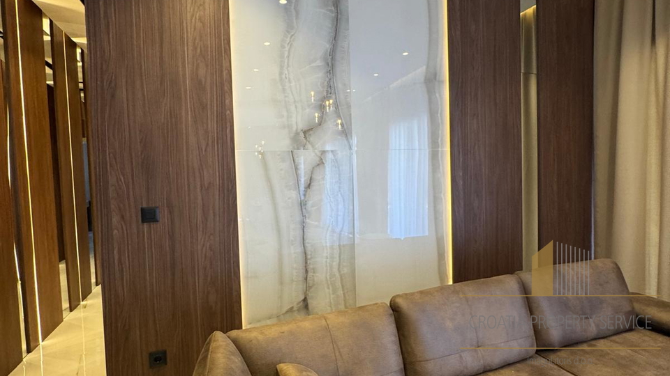 Splendida villa su un terreno di 20.135 m² con vista panoramica sopra Rogoznica!