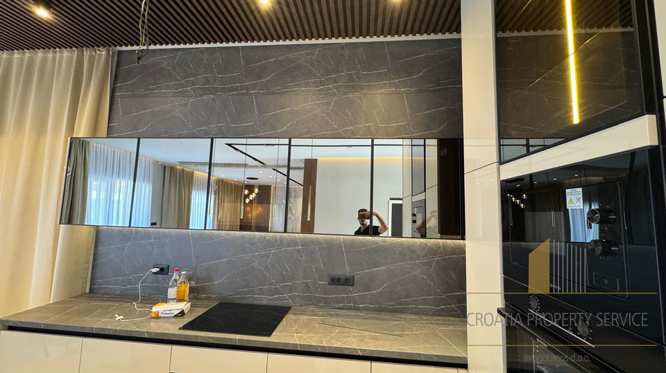Splendida villa su un terreno di 20.135 m² con vista panoramica sopra Rogoznica!