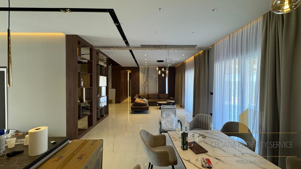 Splendida villa su un terreno di 20.135 m² con vista panoramica sopra Rogoznica!