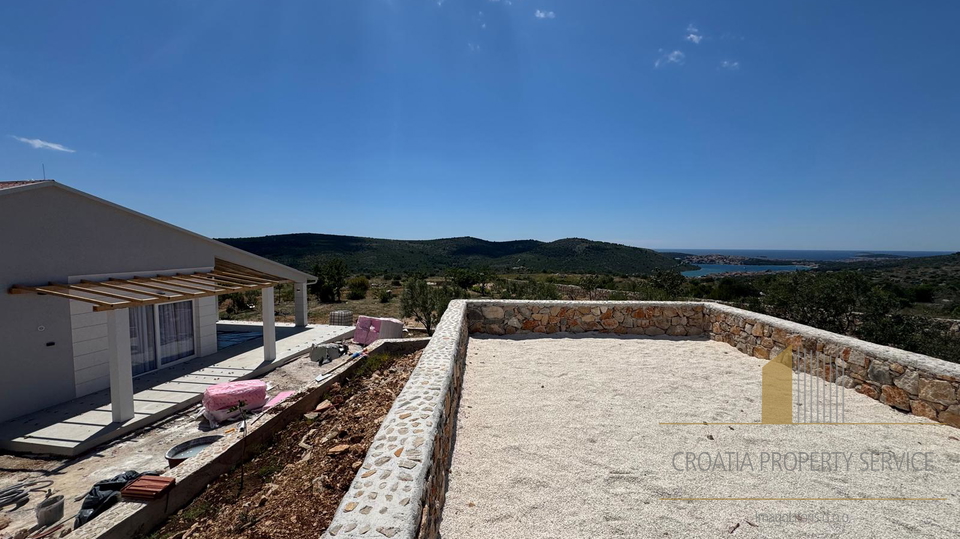 Splendida villa su un terreno di 20.135 m² con vista panoramica sopra Rogoznica!