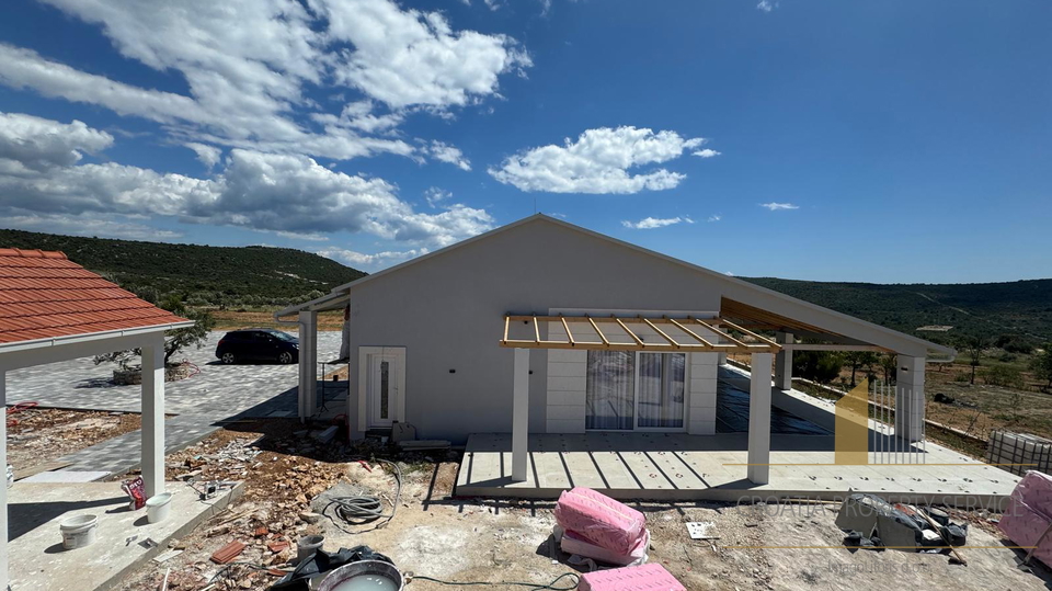 Splendida villa su un terreno di 20.135 m² con vista panoramica sopra Rogoznica!