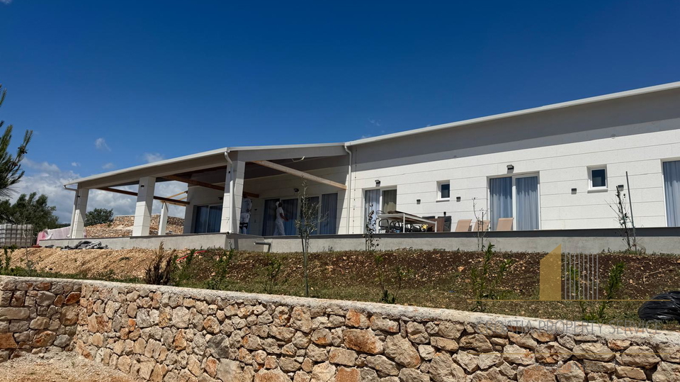 Splendida villa su un terreno di 20.135 m² con vista panoramica sopra Rogoznica!