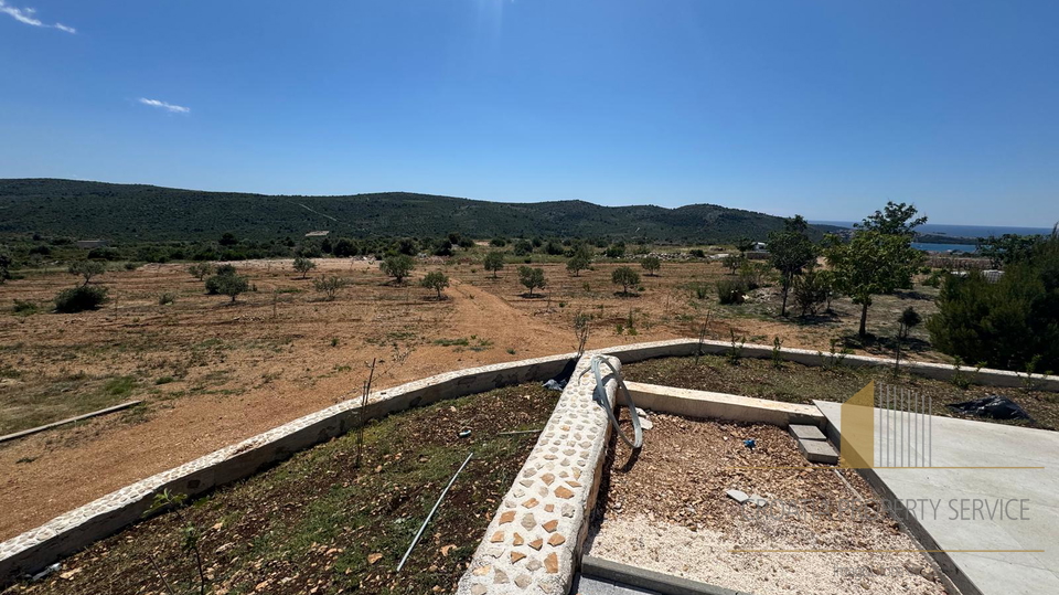Splendida villa su un terreno di 20.135 m² con vista panoramica sopra Rogoznica!