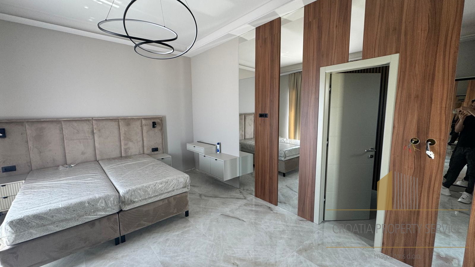 Splendida villa su un terreno di 20.135 m² con vista panoramica sopra Rogoznica!