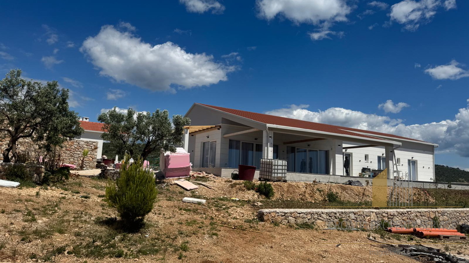 Splendida villa su un terreno di 20.135 m² con vista panoramica sopra Rogoznica!