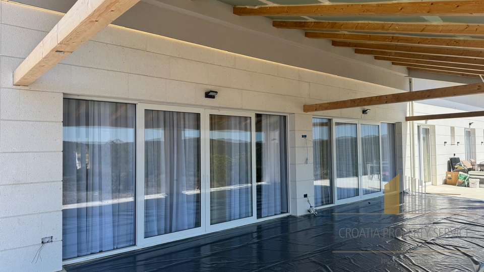 Splendida villa su un terreno di 20.135 m² con vista panoramica sopra Rogoznica!