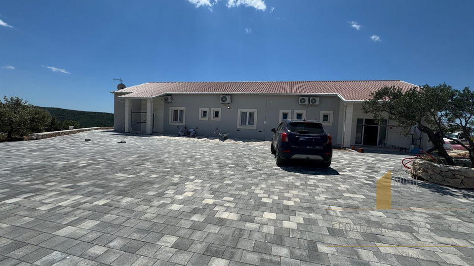 Splendida villa su un terreno di 20.135 m² con vista panoramica sopra Rogoznica!