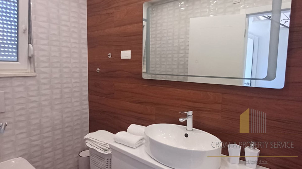 Attico di lusso su due piani con terrazza sul tetto e vista mare – Čiovo!