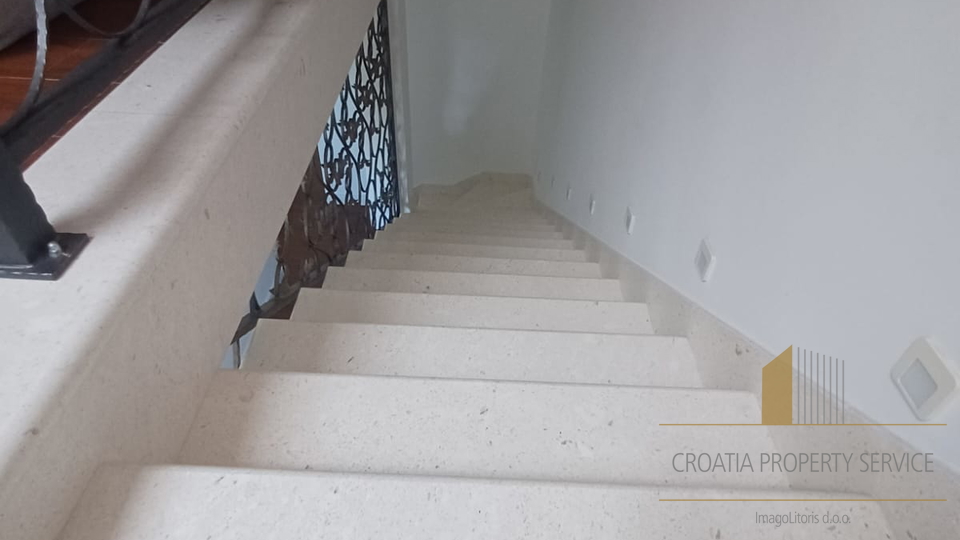 Attico di lusso su due piani con terrazza sul tetto e vista mare – Čiovo!