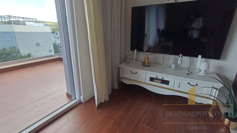 Attico di lusso su due piani con terrazza sul tetto e vista mare – Čiovo!