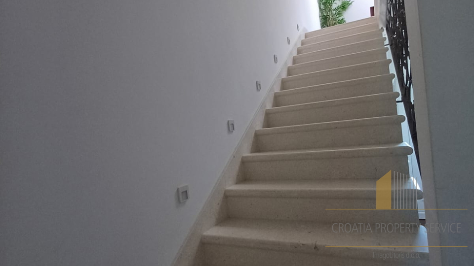 Attico di lusso su due piani con terrazza sul tetto e vista mare – Čiovo!