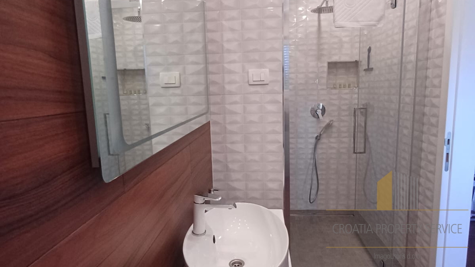 Attico di lusso su due piani con terrazza sul tetto e vista mare – Čiovo!