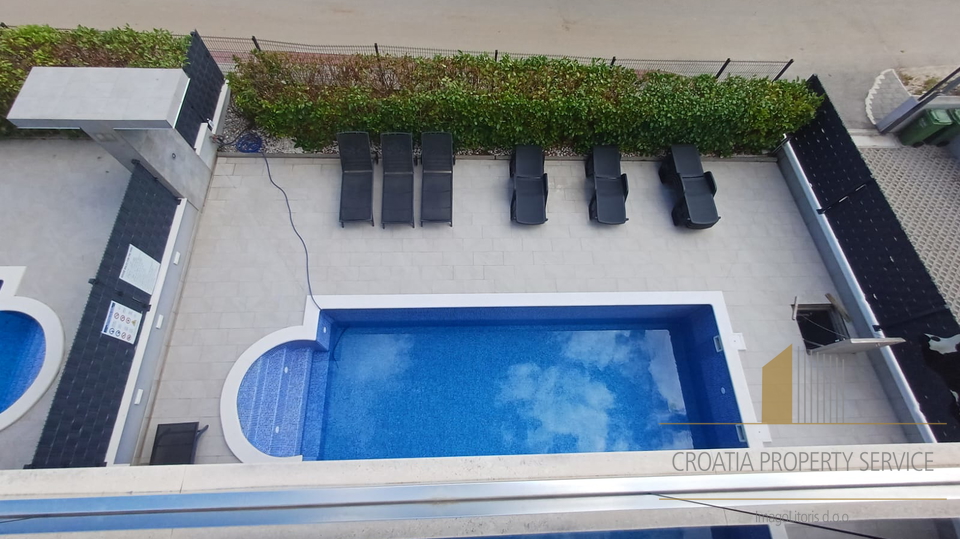 Attico di lusso su due piani con terrazza sul tetto e vista mare – Čiovo!