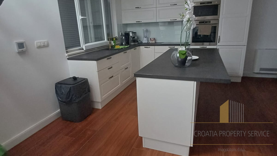 Attico di lusso su due piani con terrazza sul tetto e vista mare – Čiovo!