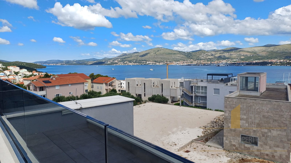 Attico di lusso su due piani con terrazza sul tetto e vista mare – Čiovo!