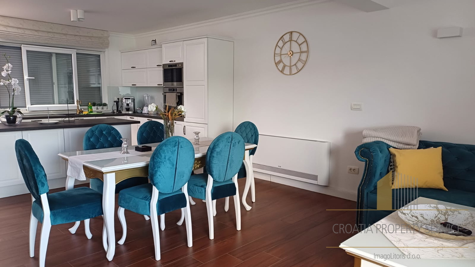 Attico di lusso su due piani con terrazza sul tetto e vista mare – Čiovo!