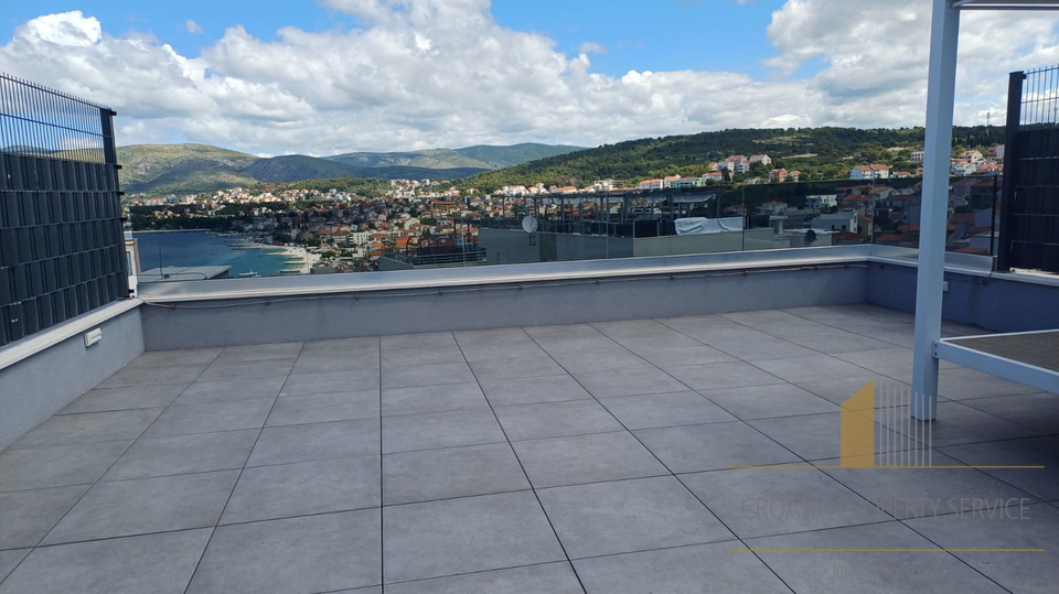 Attico di lusso su due piani con terrazza sul tetto e vista mare – Čiovo!