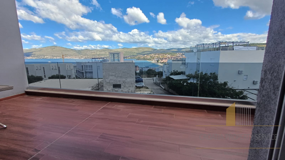 Attico di lusso su due piani con terrazza sul tetto e vista mare – Čiovo!