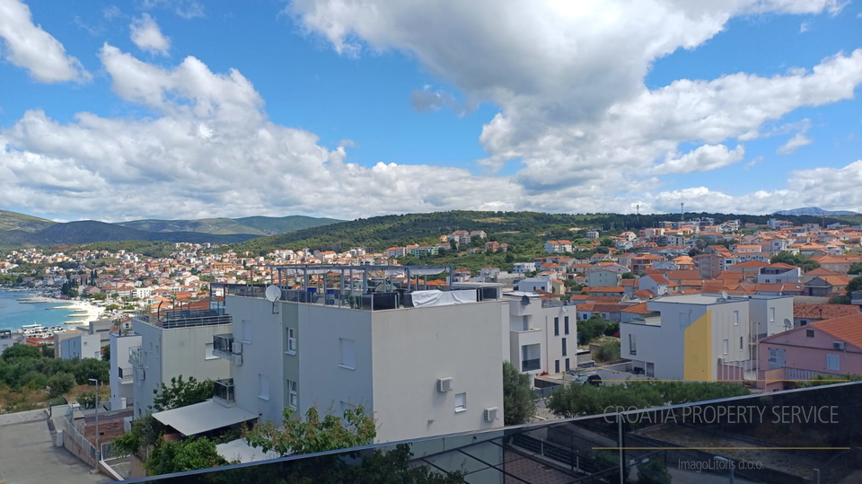 Attico di lusso su due piani con terrazza sul tetto e vista mare – Čiovo!